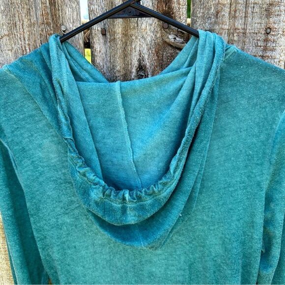 Others Follow long sleeve hooded thin sweater type high low bottom. Large. - Picture 8 of 11